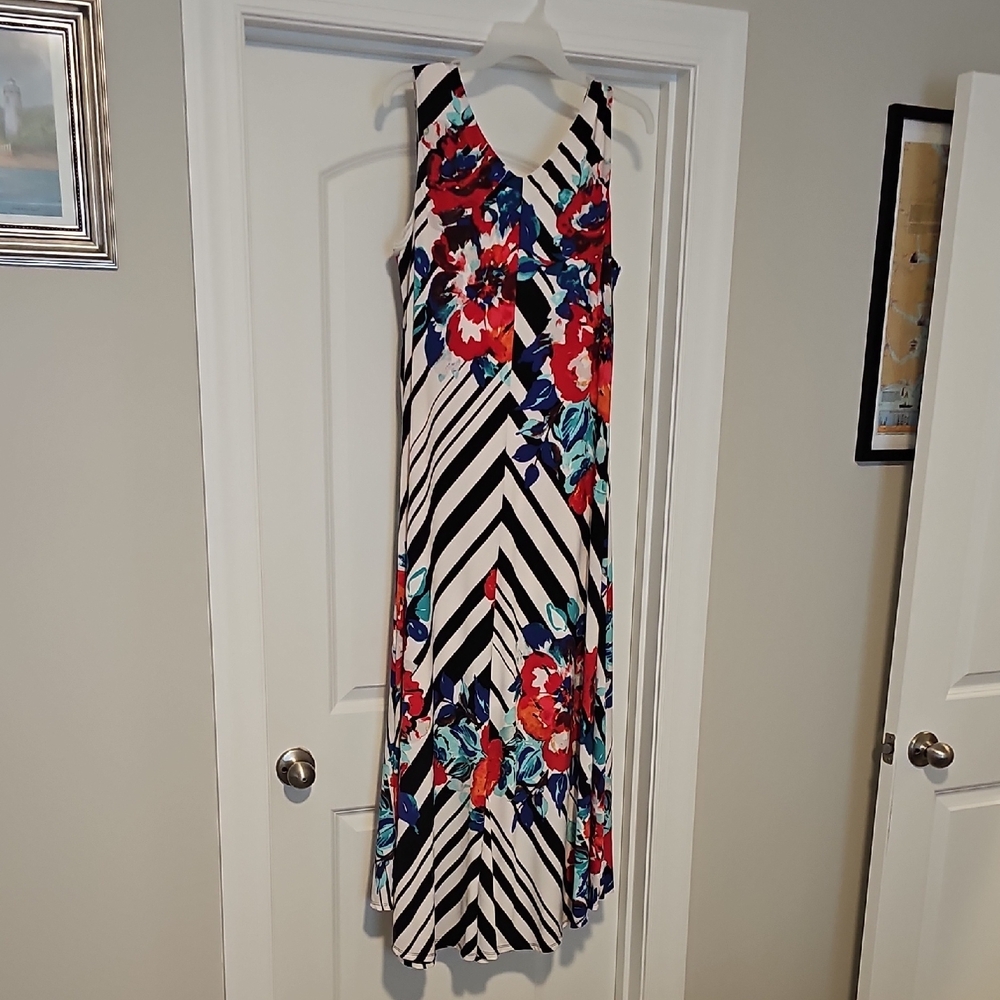 Black and White Sleeveless V-Neck Maxi Sundress